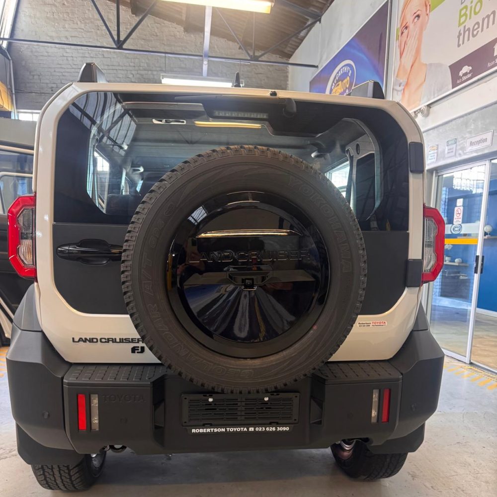 Toyota FJ Landcruiser leather fitment 4